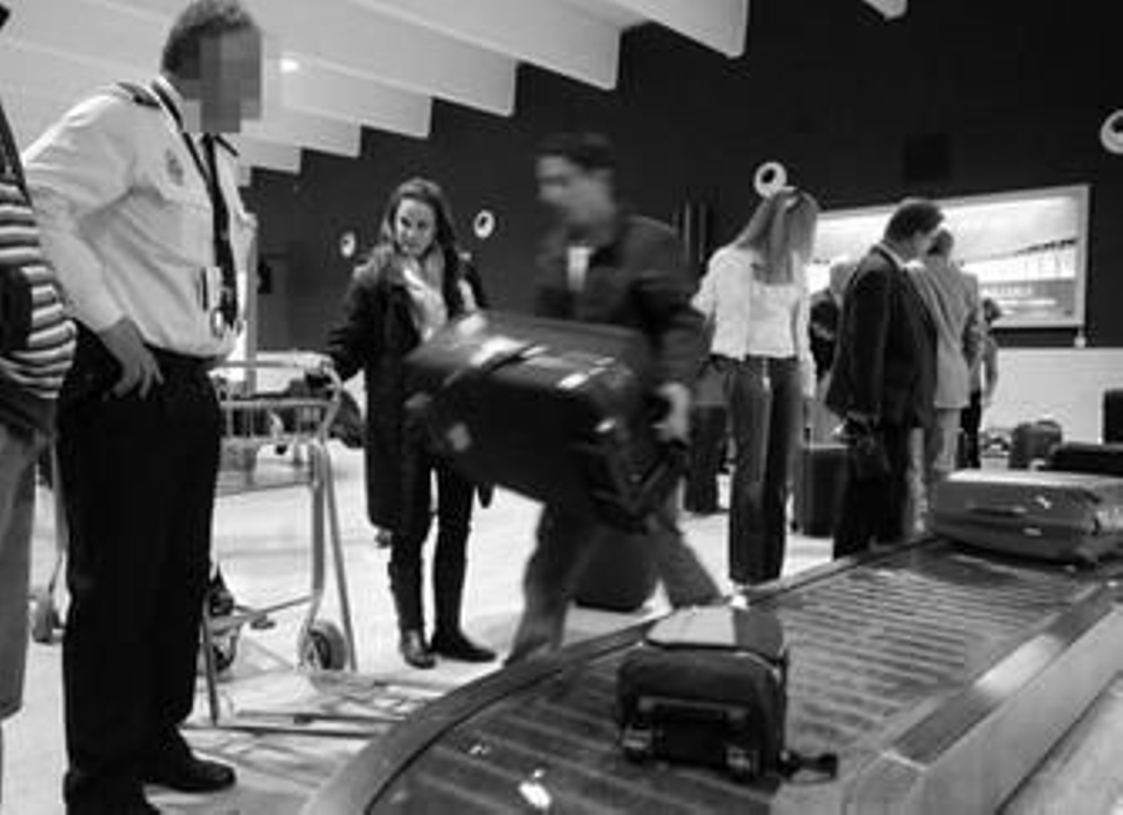 Algunos alijos sustraídos en la Jefatura fueron intervenidos por la Policía, ocultos en maletas, en el aeropuerto de San Pablo.