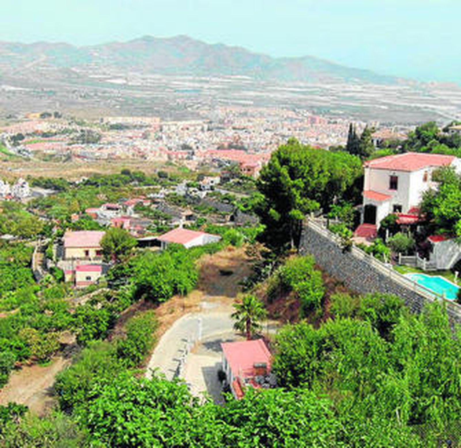 La piscina está en la zona de cortijos de La Cartujilla.