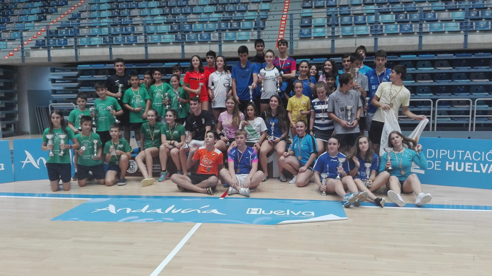 Los medallistas y vencedores posan con sus trofeos al término del campeonato celebrado en Huelva. Los medallistas y vencedores posan con sus trofeos al término del campeonato celebrado en Huelva.