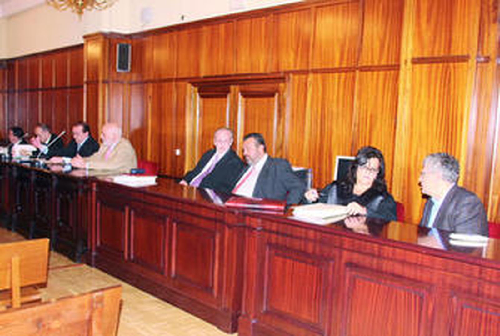 Los tres imputados por el caso Macarena, junto a sus abogados, en la vista oral que fue aplazada en octubre pasado.