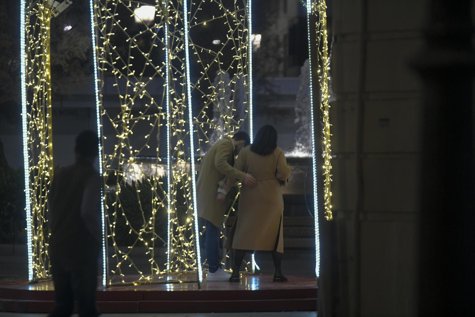 Así fue la Nochevieja 2021 en Granada, en imágenes: uvas en una Plaza del Carmen vallada y ambiente de fiesta en la calle