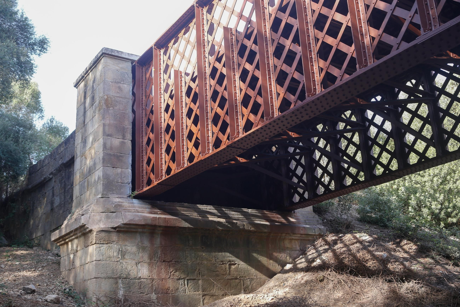 Fotos: El Puente de Hierro de Los Barrios recupera su esplendor tras una rehabilitación de 306.000 euros