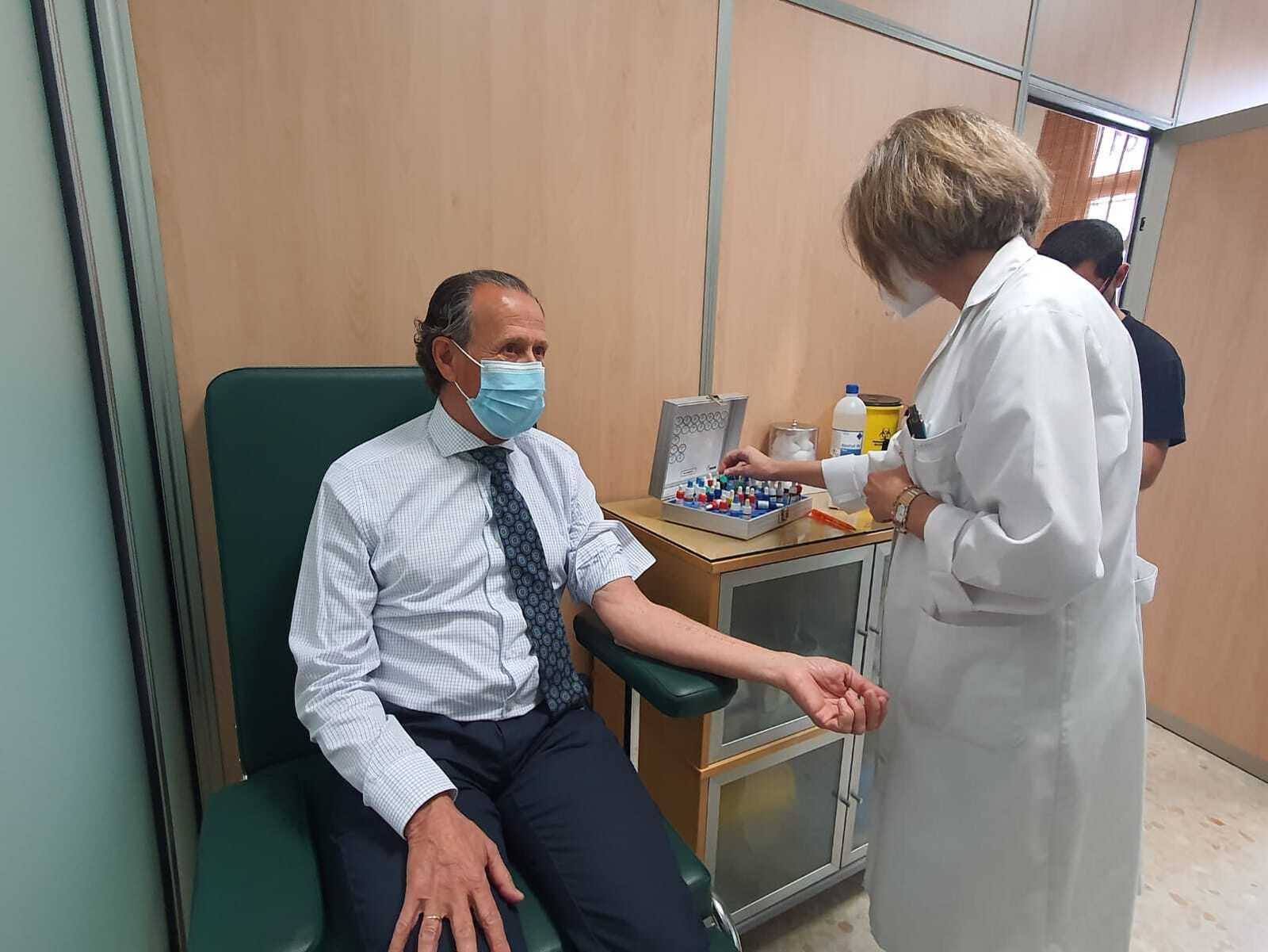 El alcalde, José María Román, durante su visita al Instituto Alergológico del Sur.