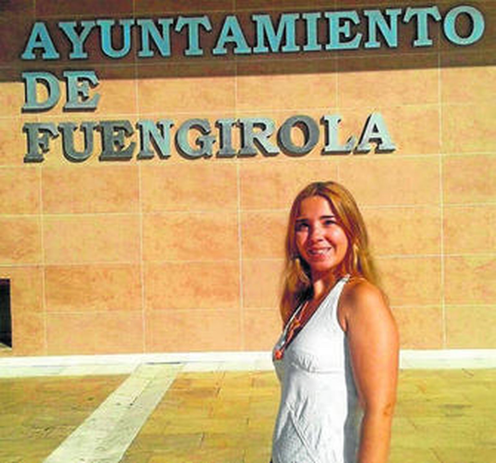 Leonor Basallote posa ante el Ayuntamiento de Fuengirola.