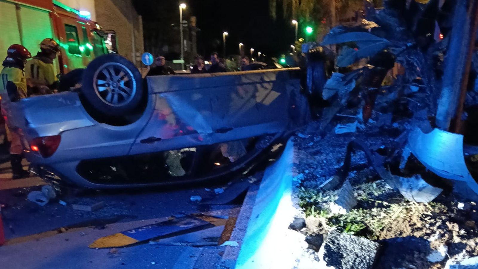 Coche volcado en la rotonda del Hospital Regional