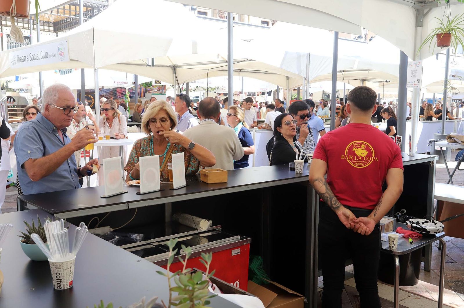 Imágenes del gran ambiente en el segundo día de la Feria de la Tapa