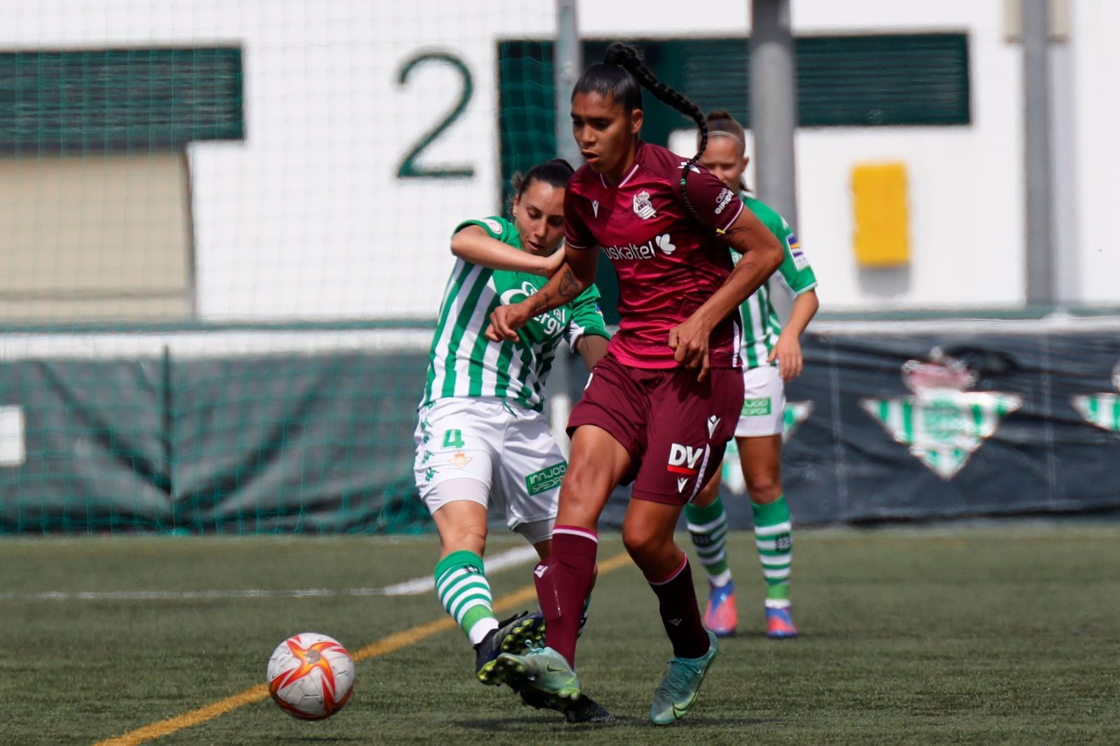 La realista Gaby García golpea el balón ante la bética Ana González.