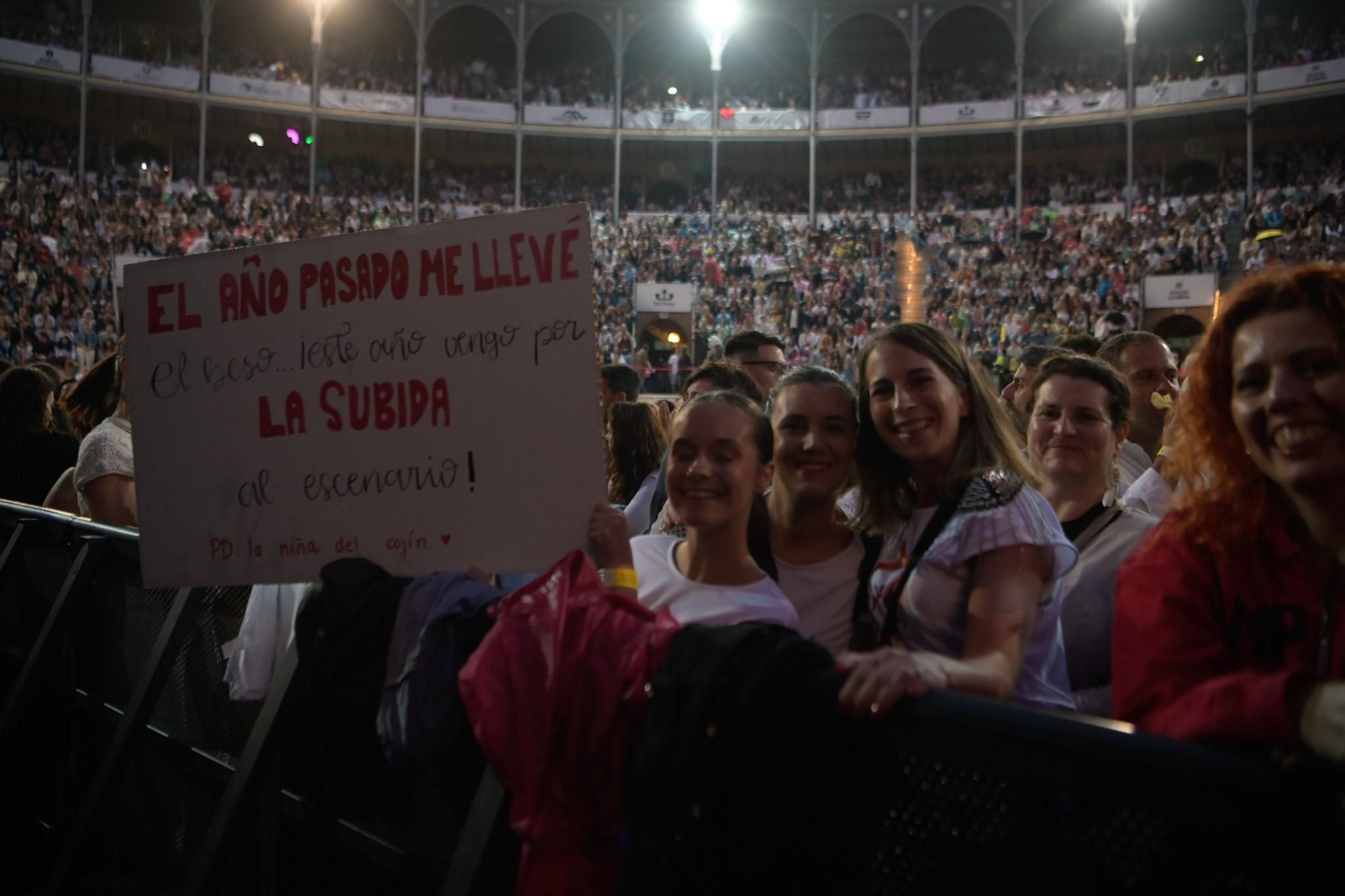 La lluvia de Granada no frena el baño de masas de un Manuel Carrasco ‘Salvaje’