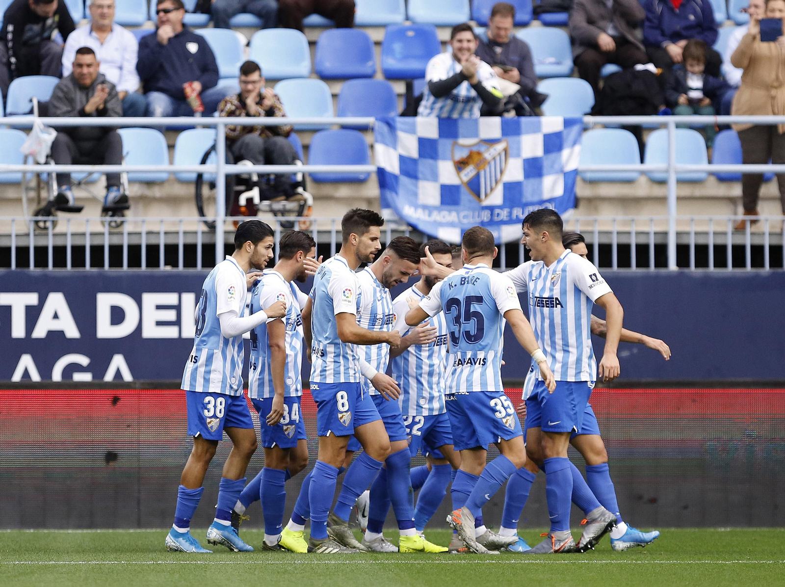 Los jugadores celebran el 1-0 de Sadiku. Los jugadores celebran el 1-0 de Sadiku.