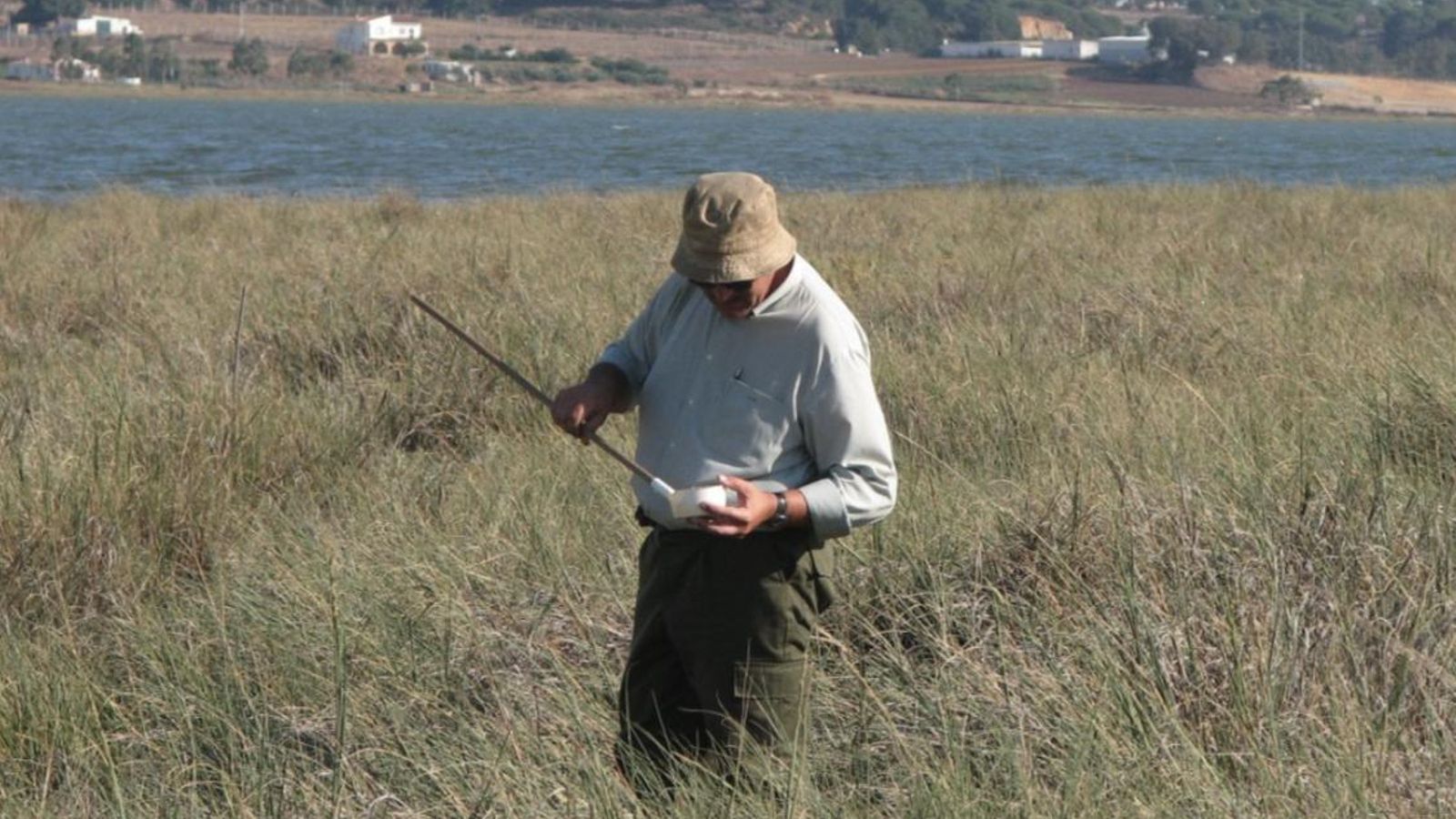 Uno de los técnicos en las marismas del Tinto.