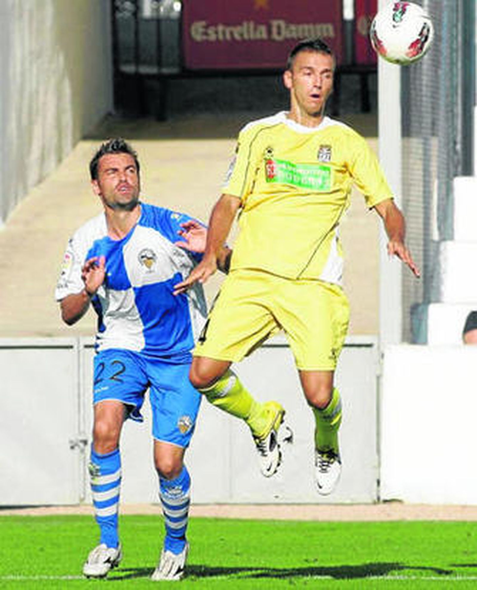 Txiki se anticipa al delantero del Sabadell Aarón Bueno para llevarse un balón de cabeza.