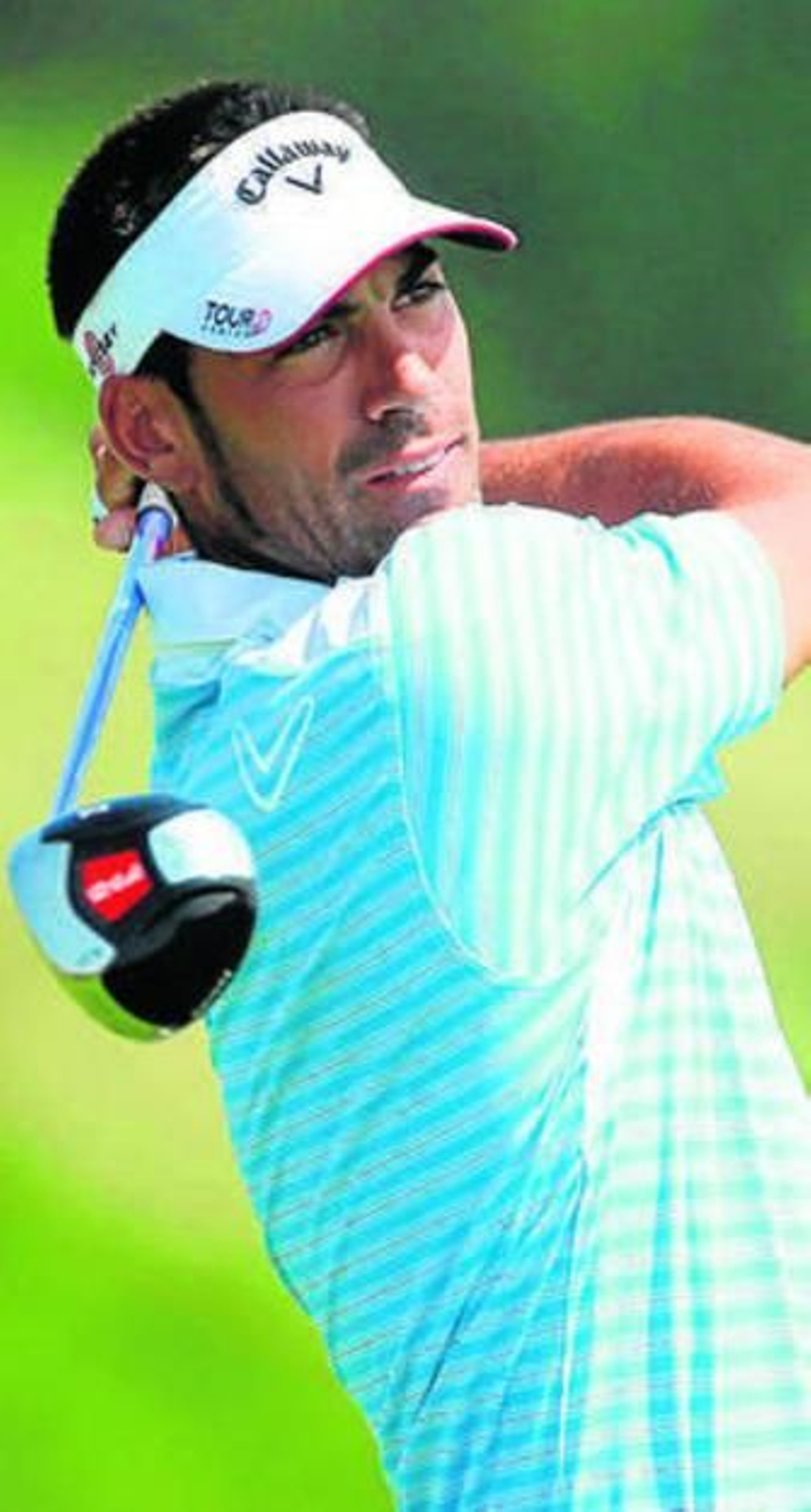 Álvaro Quirós golpea una bola.