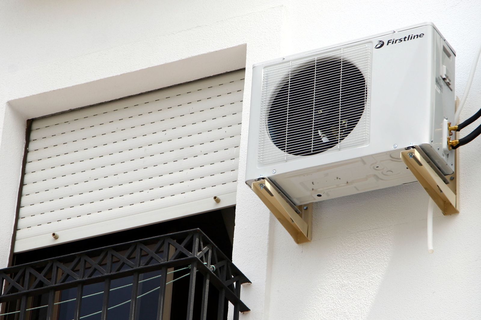 Un aparato de aire acondicionado en una fachada.