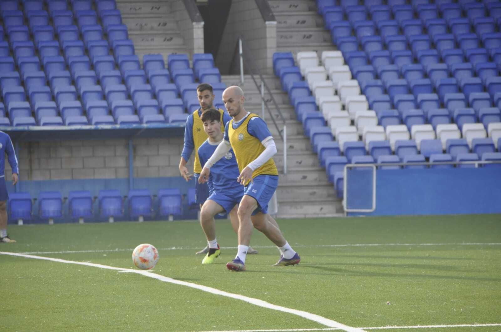 Javi Hervás toca el balón durante un entrenamiento del Ciudad de Lucena.