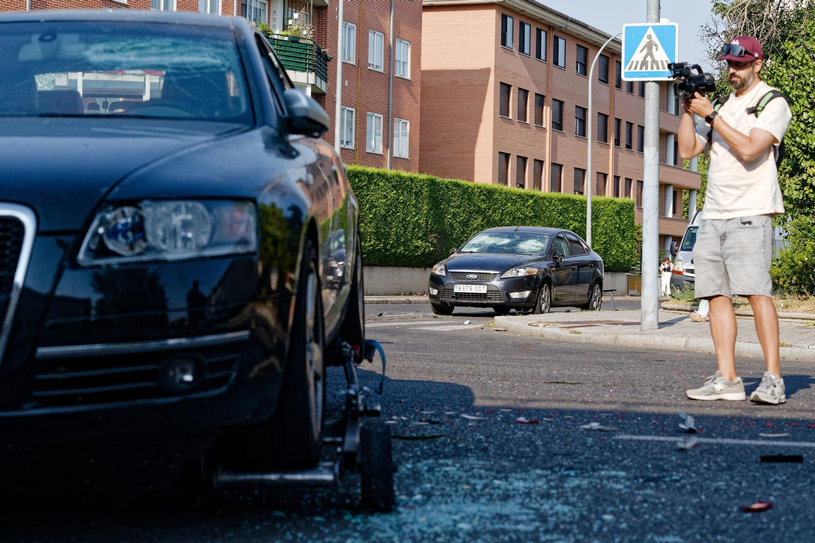 Vehículos dañados en la reyerta entre dos familias en Ávila.