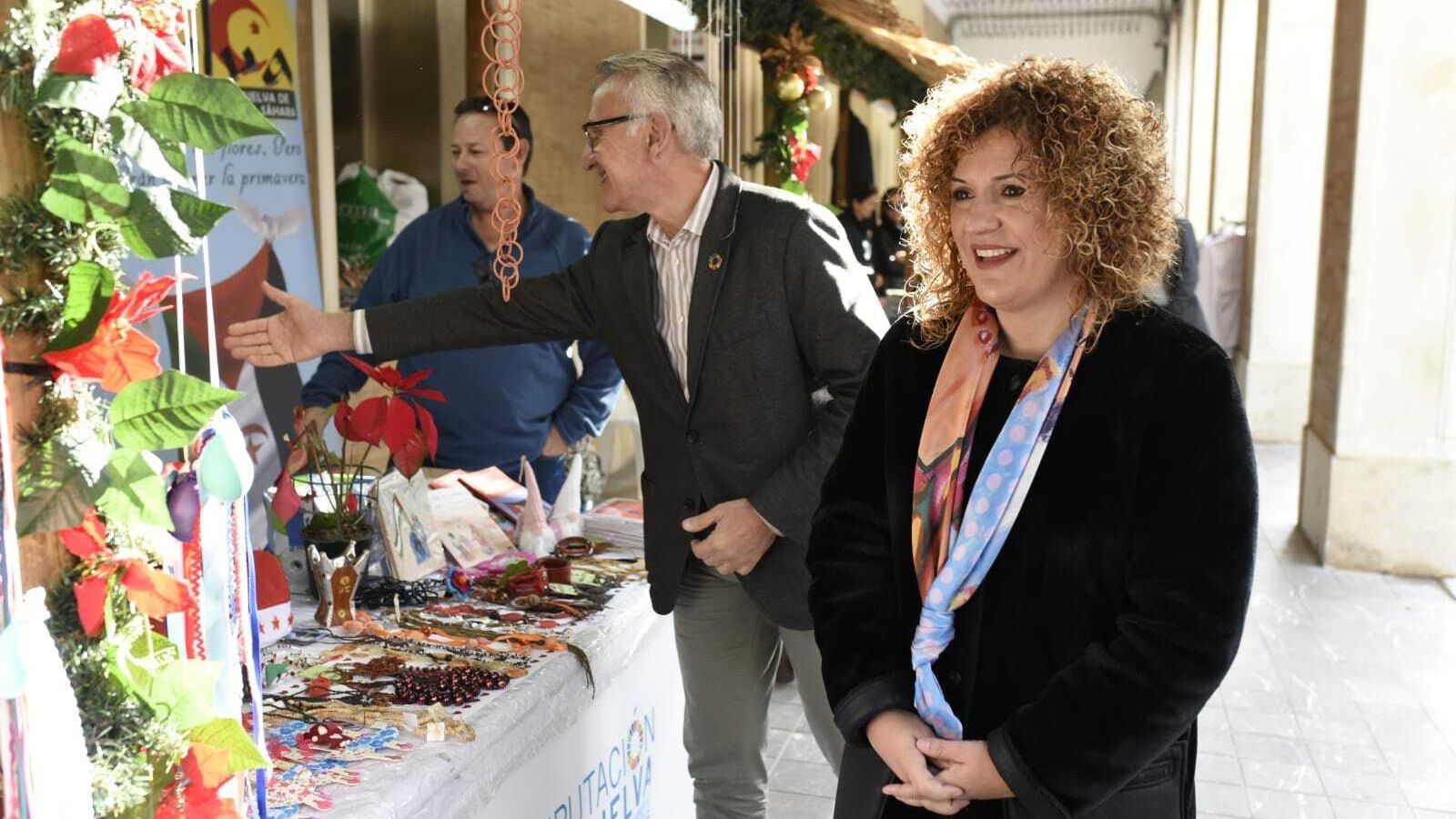 Visita de María Eugenia Limón al mercadillo solidario.