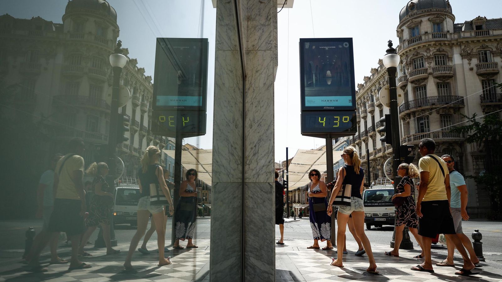 Un termómetro marca 43 grados en el centro de Granada el lunes 4 de agosto de 2025