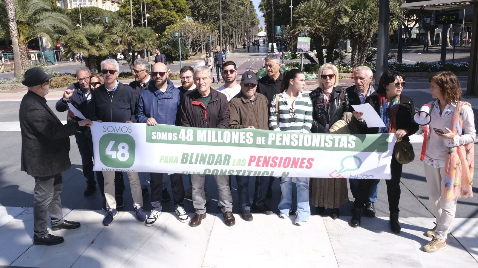 Asistentes en Almería a la manifestación para pedir el blindaje de las pensiones