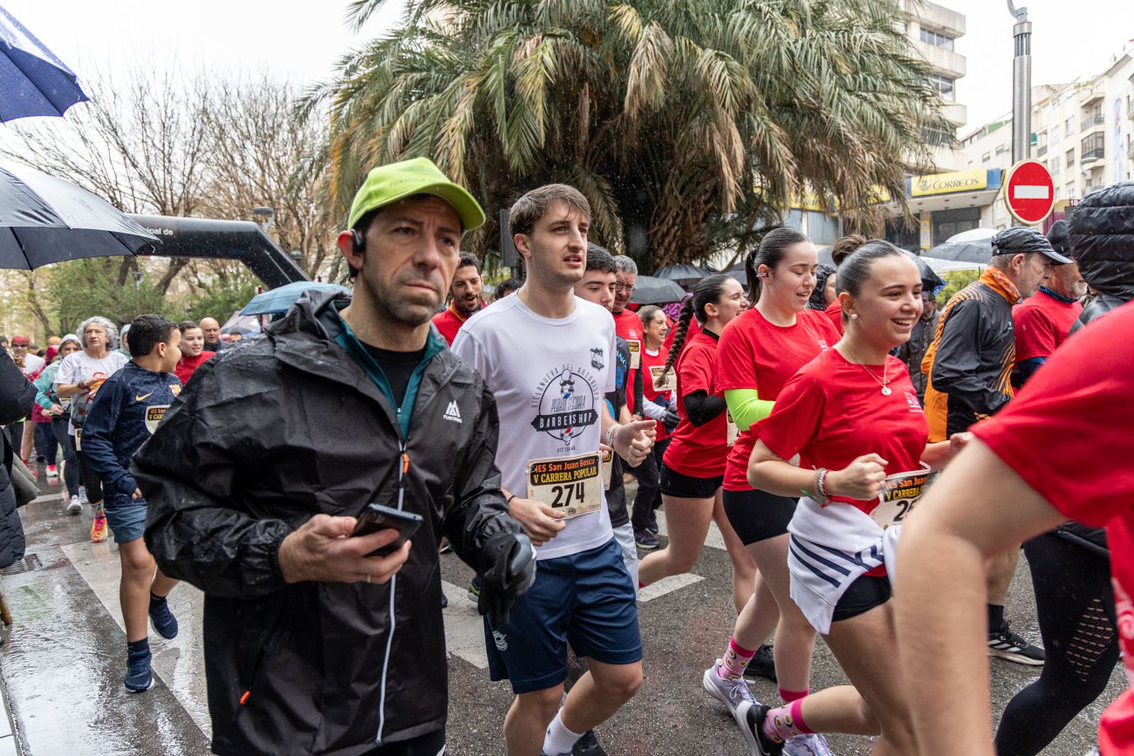 En imágenes: la lluvia no frena a más de un millar de corredores en la V Carrera Popular del IES San Juan Bosco (1)