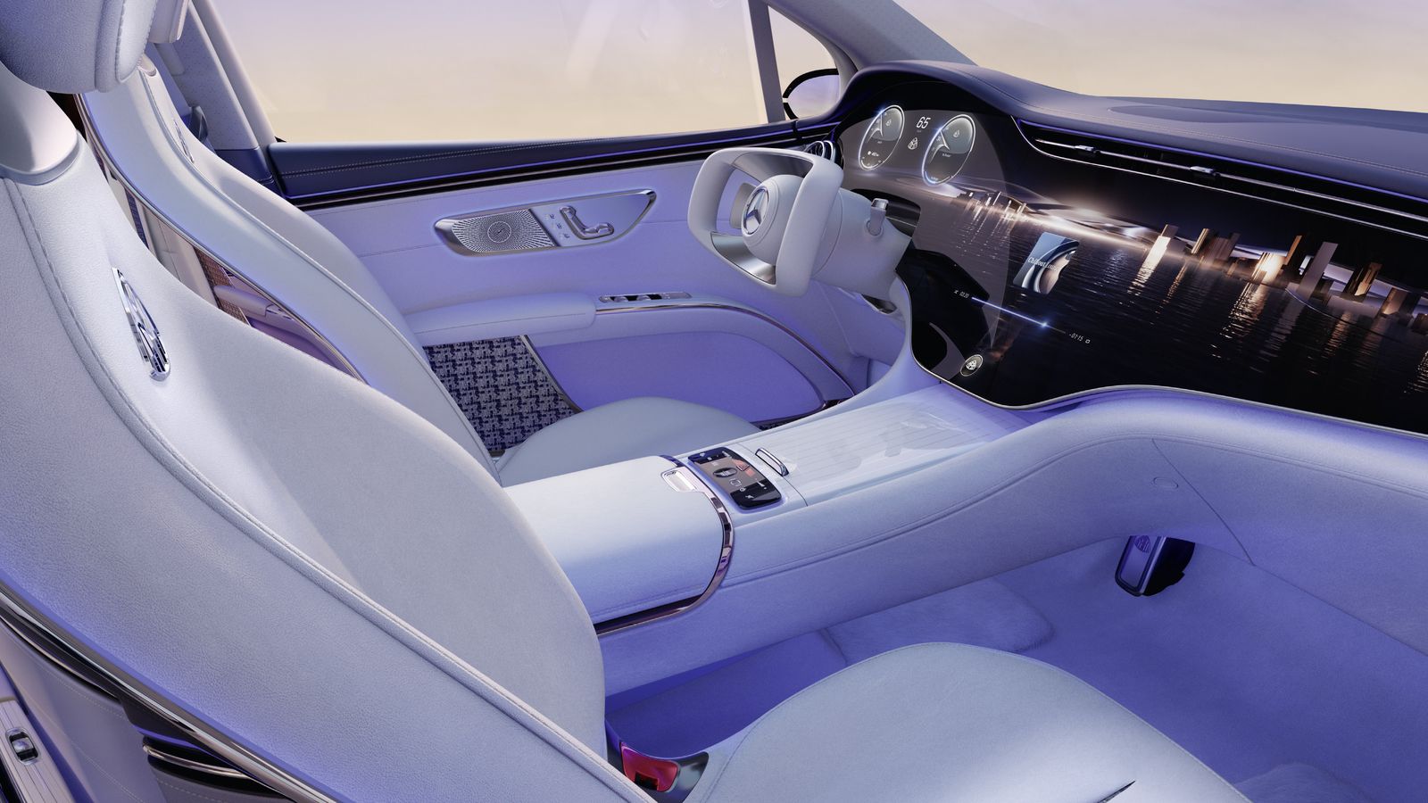 Los asientos delanteros son semejantes a los del Mercedes EQS. El salpicadero está conformado por tres pantallas que recorren de lado a lado el interior.