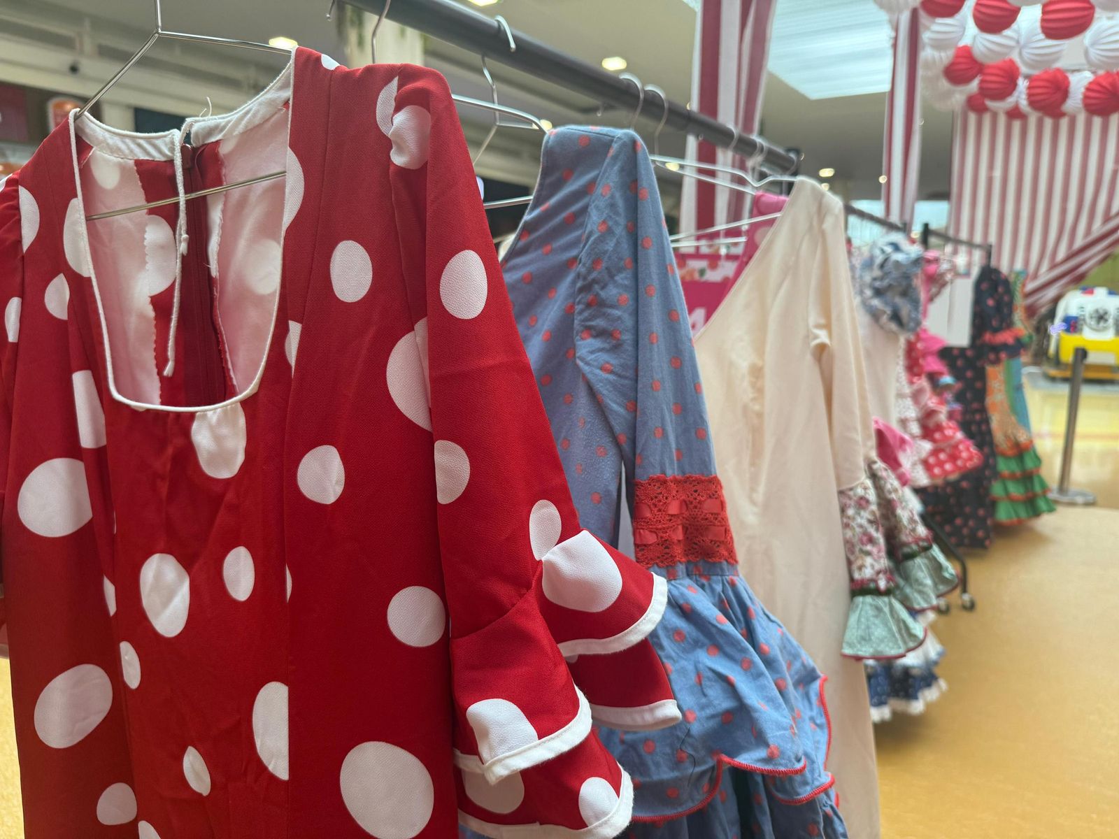 Vestidos de flamenca durante el showroom en C.C Puerta Europa