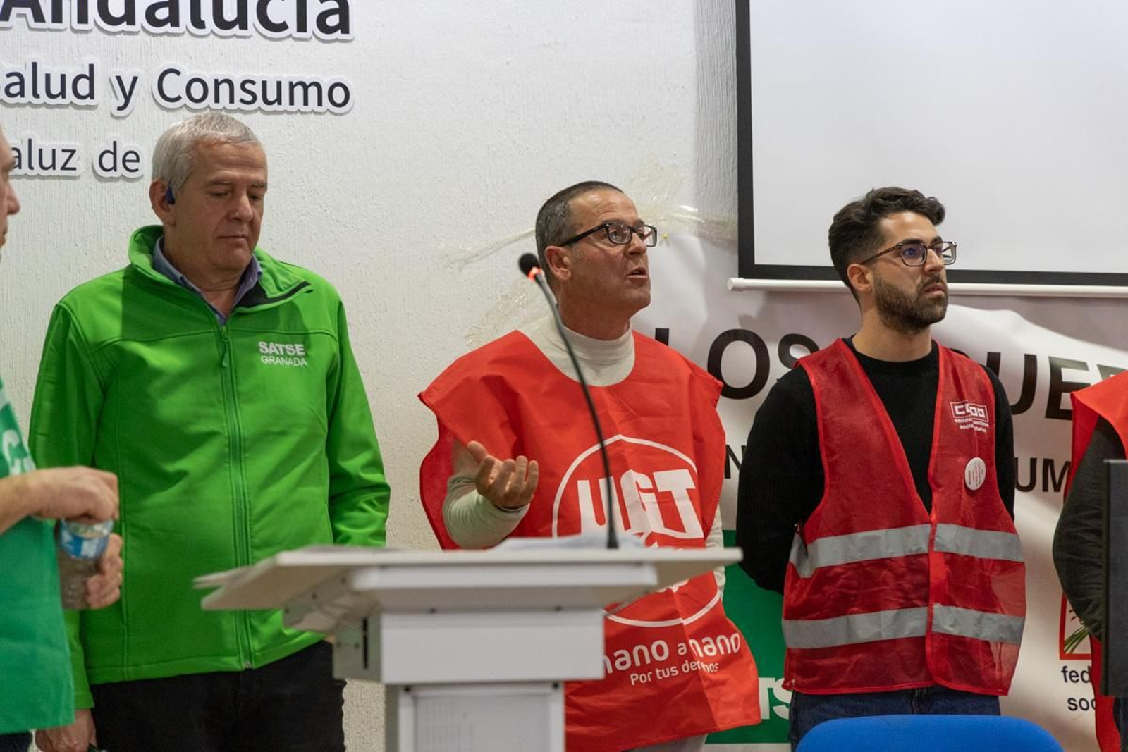 Encierro y asamblea convocado por CCOO, Satse, CSIF y UGT para denunciar el incumplimiento de los acuerdos en materia sanitaria por parte de la Junta de Andalucía