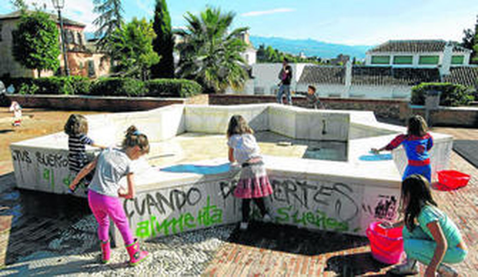 Los niños del Albaicín limpian su parque para poder jugar
