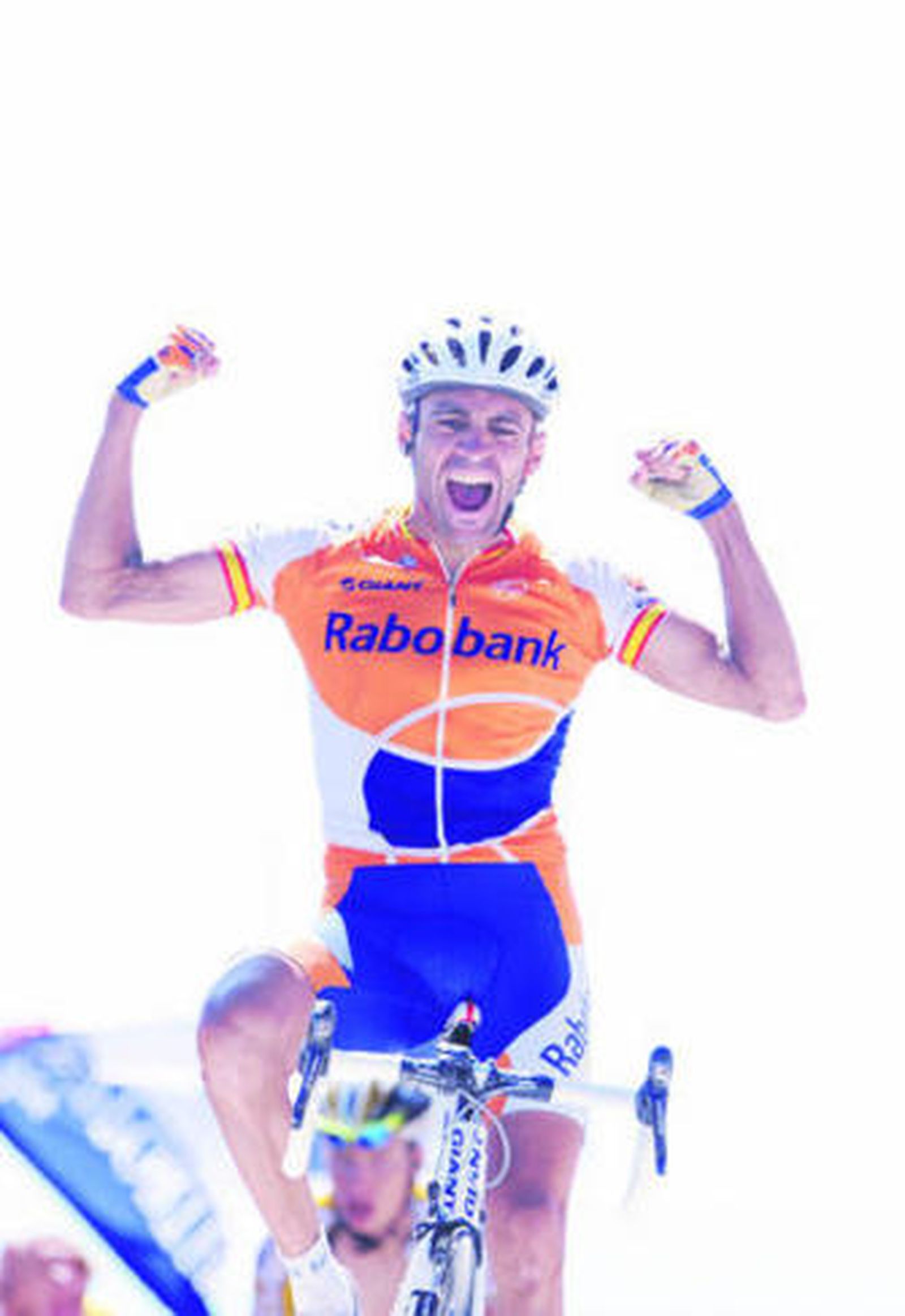 Juan Manuel Gárate levanta los brazos a su llegada a la meta del Mont Ventoux.