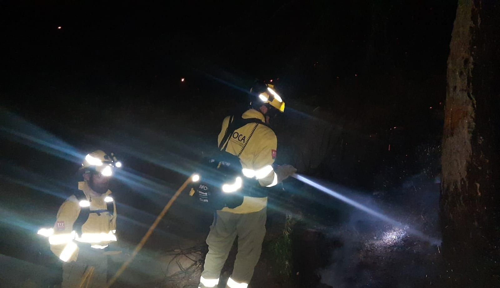 Dos bomberos del Infoca, esta noche duranta las tareas de extinción. Dos bomberos del Infoca, esta noche duranta las tareas de extinción.