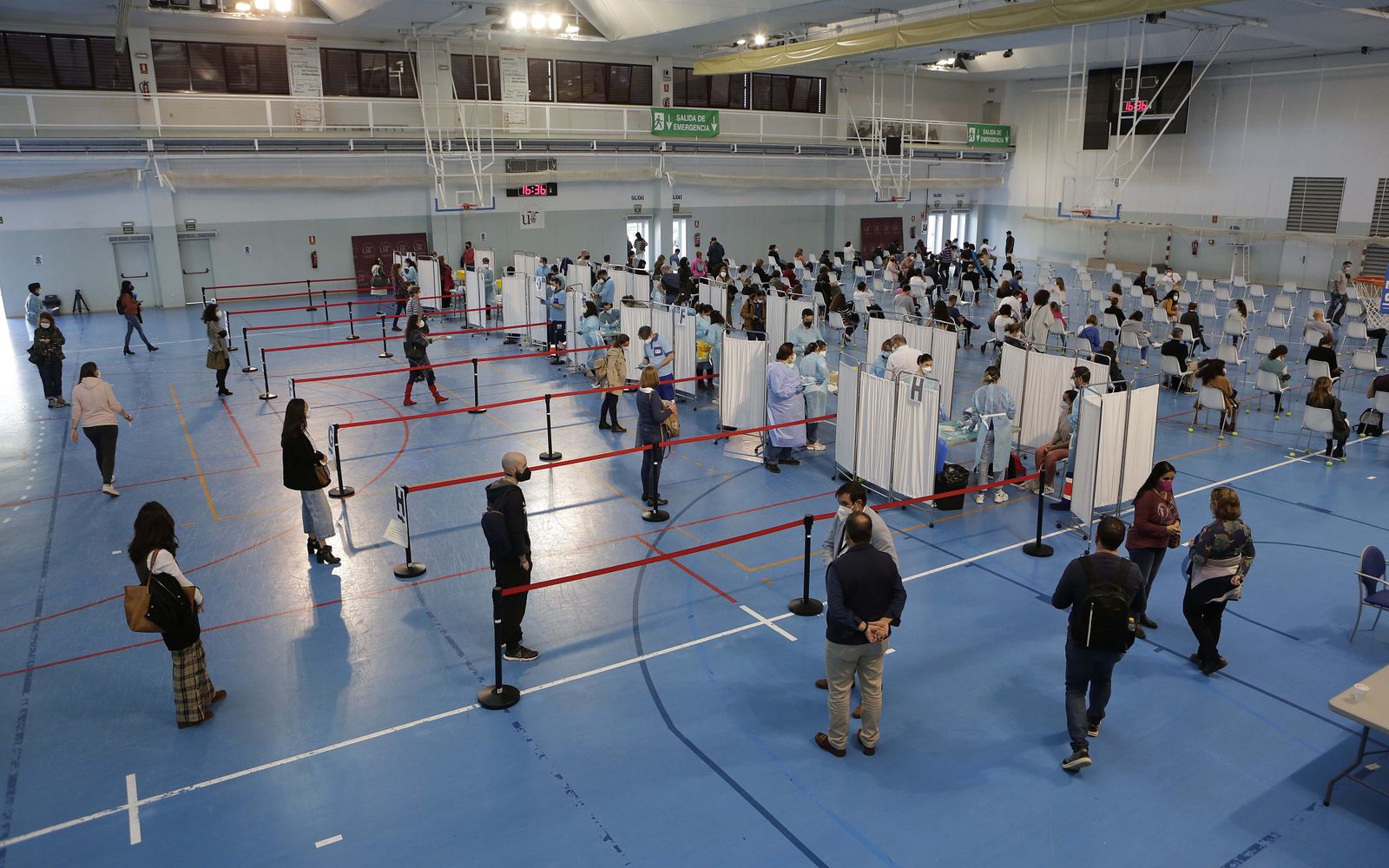 Vacunación de profesores en el pabellón deportivo del SADUS