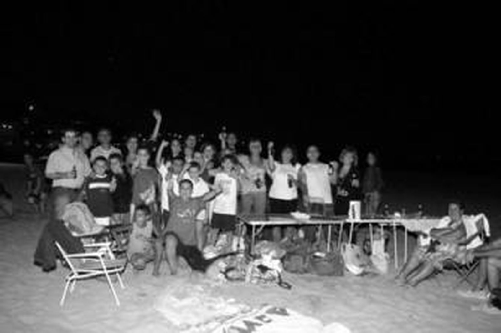 Familiares y amigos disfrutan de una barbacoa, el pasado sábado por la noche, en la playa de Getares.