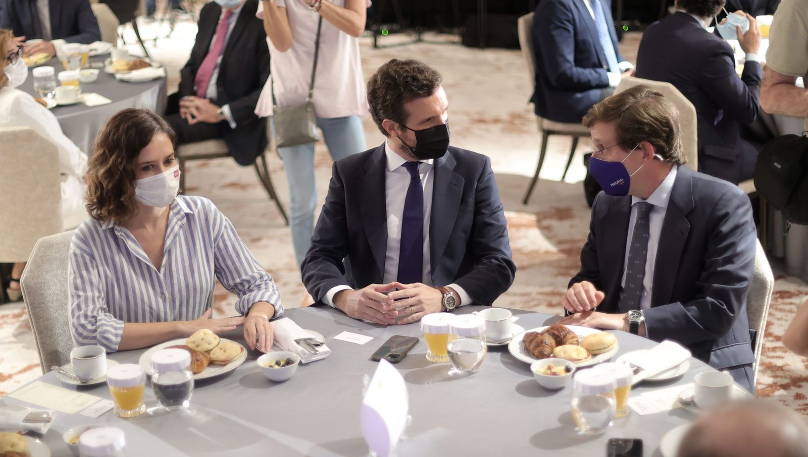La presidenta de la Comunidad de Madrid, Isabel Díaz Ayuso; el líder del PP, Pablo Casado, y el alcalde de Madrid, José Luis Martínez-Almeida, este martes en un desayuno informativo en Madrid.