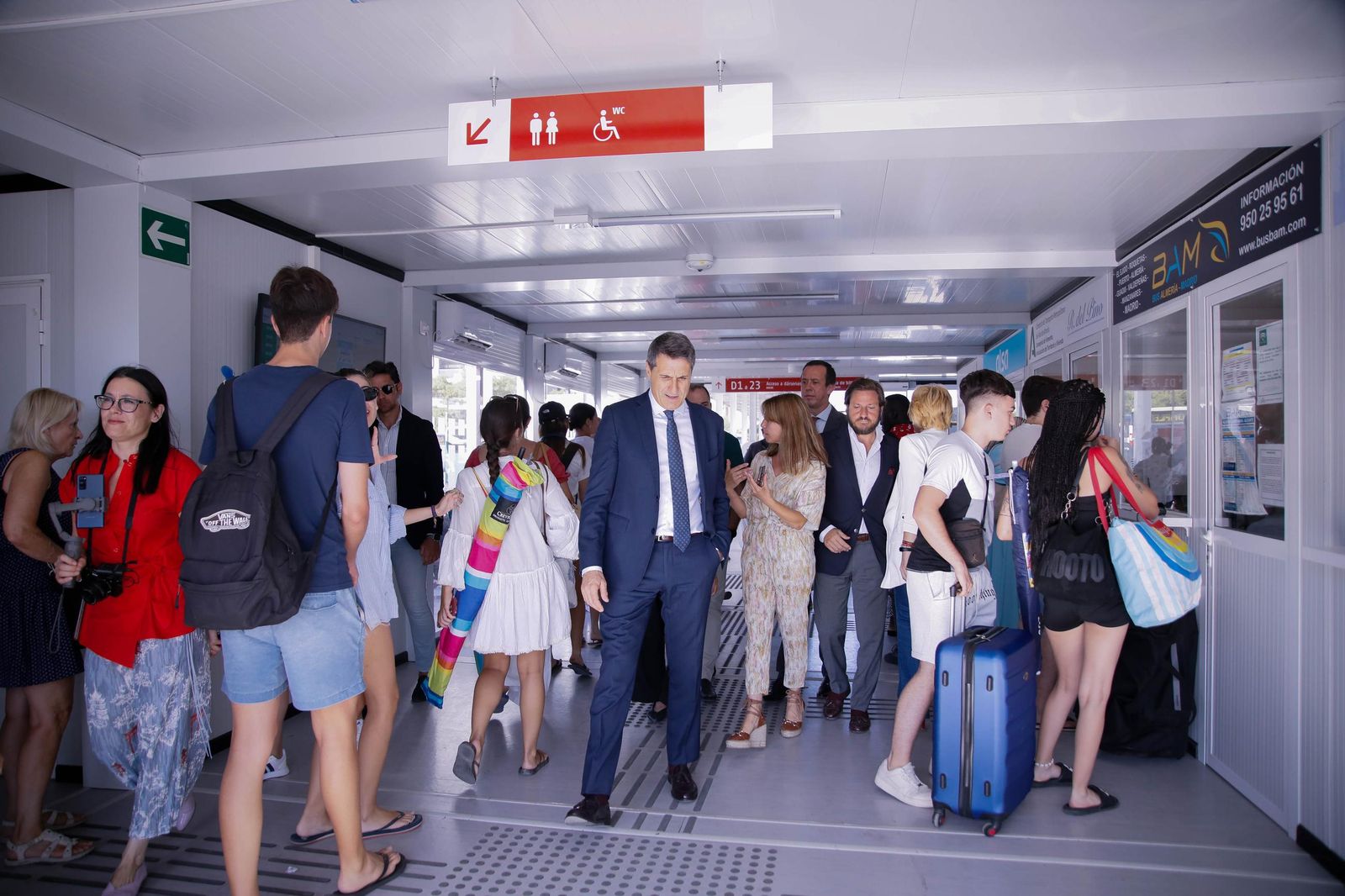 El delegado del Gobierno, Pedro Fernández, visita la estación histórica de Renfe en Almería, en imágenes