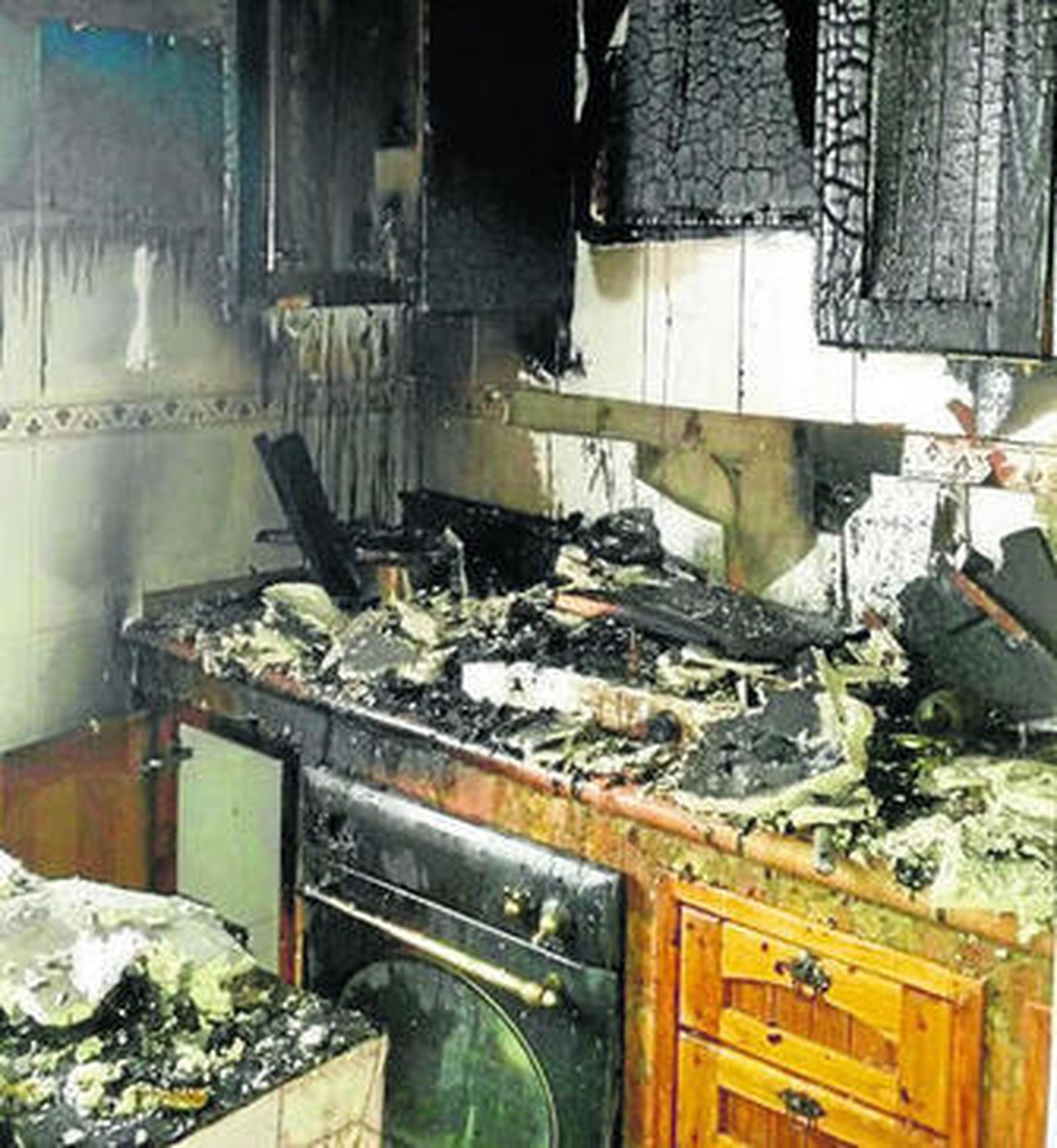 Estado en el que quedó la cocina tras el incendio, ayer.