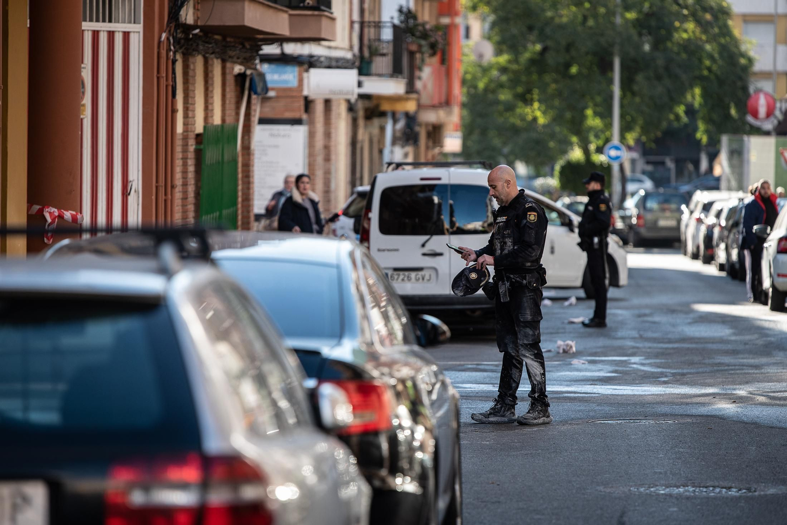 Imágenes de la dramática mañana de tensión que se ha vivido en Isla Chica tras el incendio en una vivienda