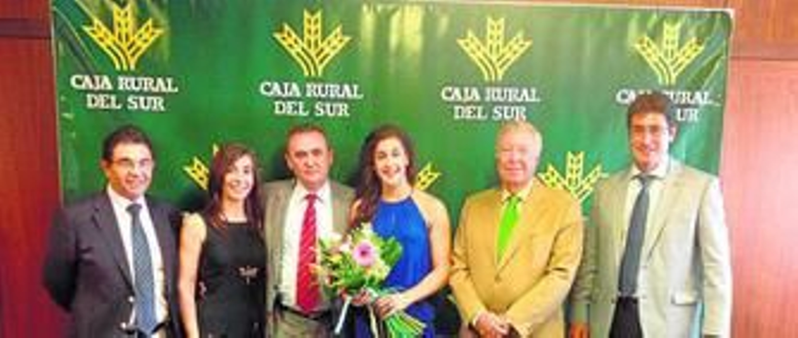 Carolina Marín visitó la sede en Huelva de la Caja Rural del Sur, donde fue felicitada por su reciente título de campeona del mundo.