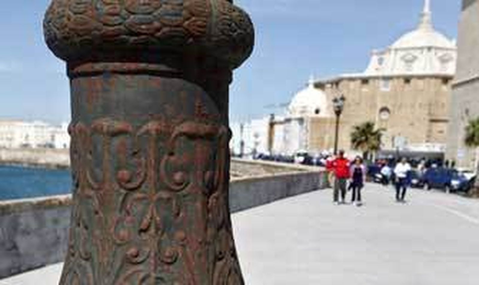 Óxido en una de las farolas del Campo del Sur. /Jesús Marín
