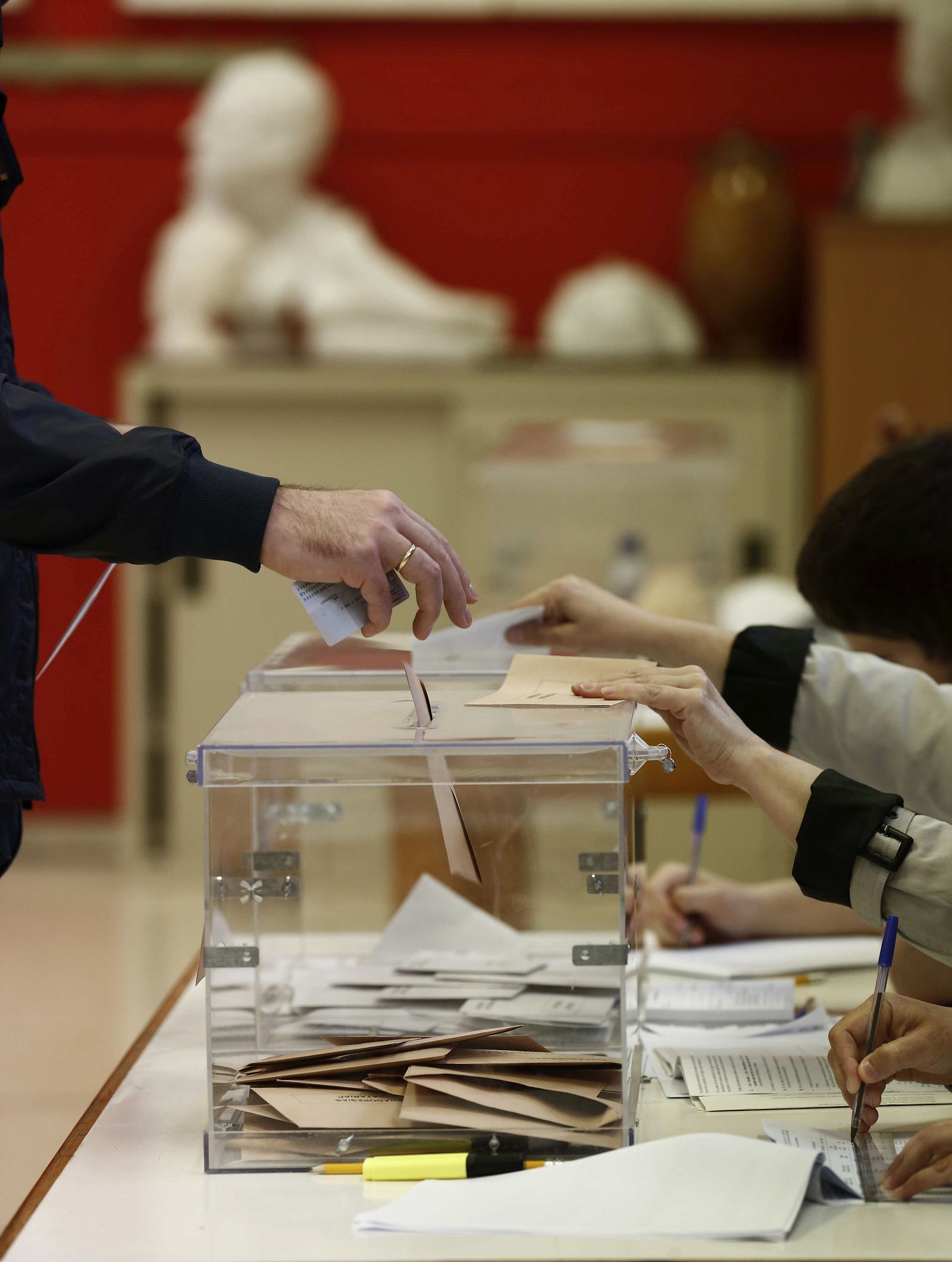 Un ciudadano ejerciendo su derecho al voto, en una imagen de archivo