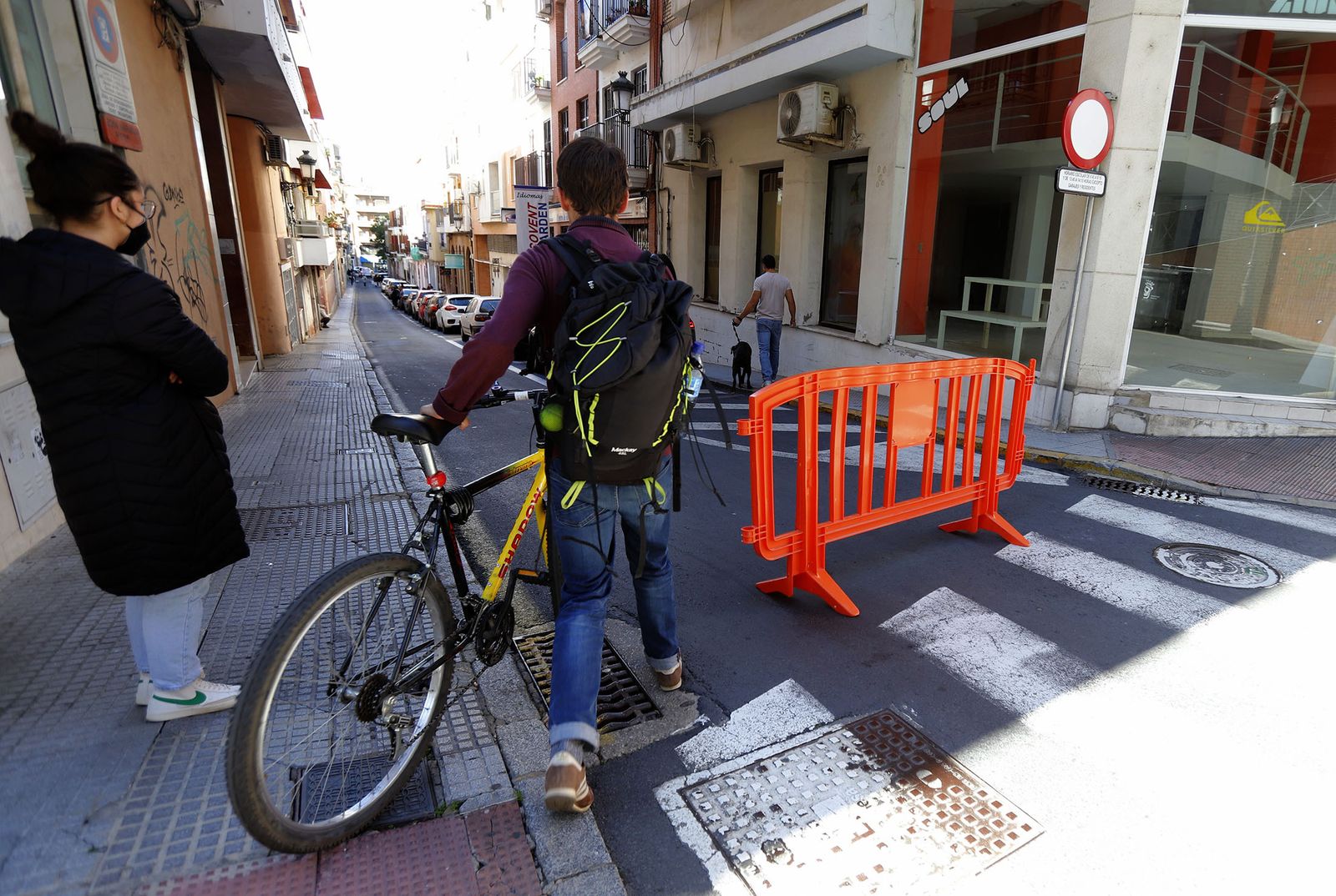 Calles del entorno de los colegios Santo Ángel y Manuel Siurot se cortan al tráfico en momentos concretos para garantizar la seguridad. El Ayuntamiento activa además cada curso el Plan de Seguridad Vial y Atención Integral junto a la Policía Local.