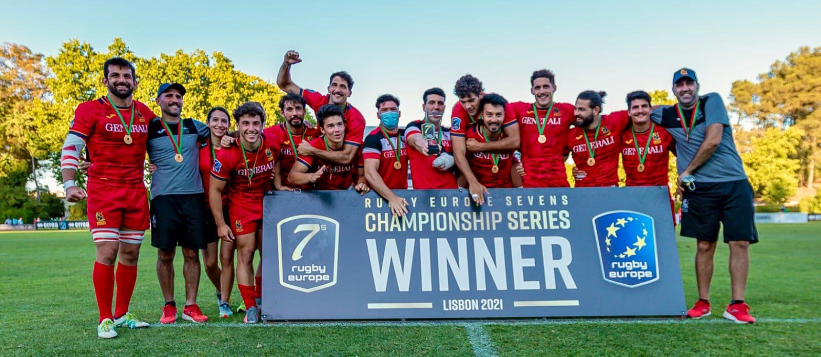 Javi de Juan, primero por la izquierda, celebra con sus compañeros el triunfo de España en Lisboa.