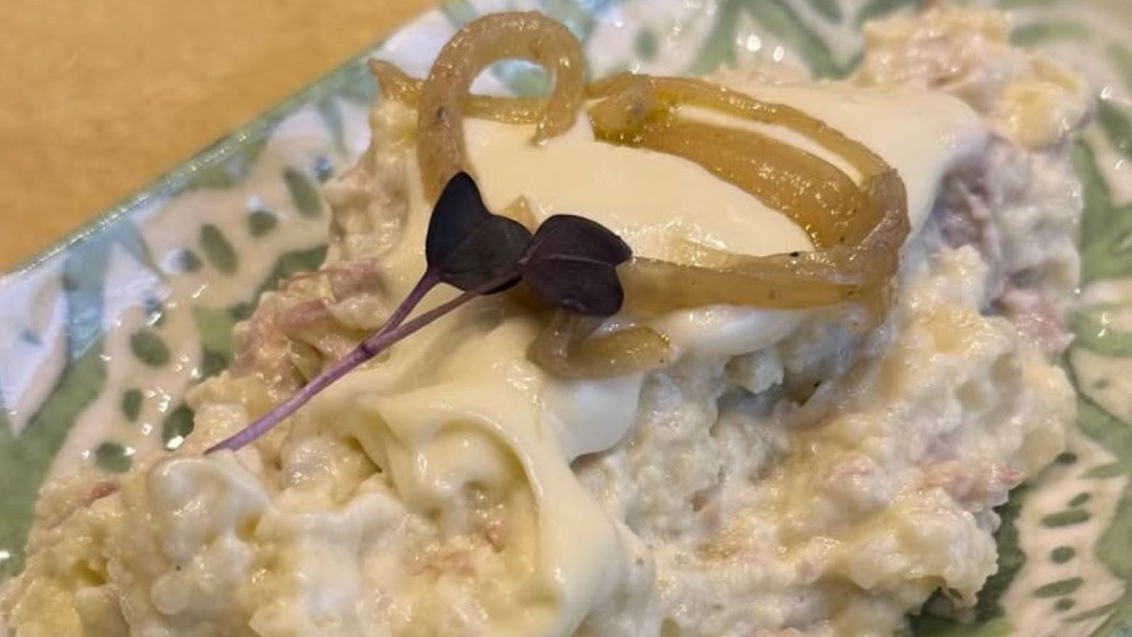 Ensaladilla de atún rojo salvaje encebollado