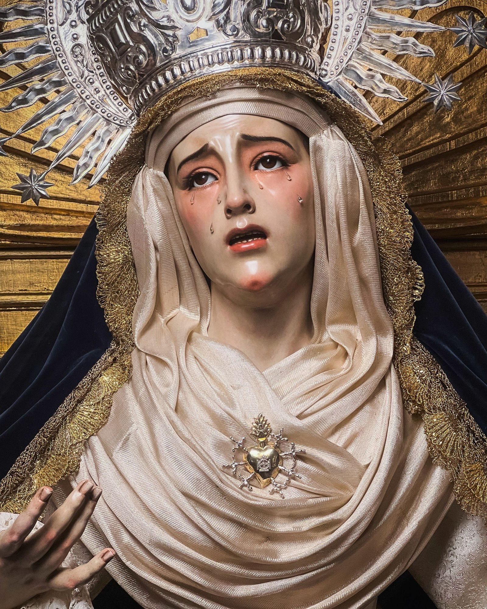 Primer plano de la imponente Virgen de los Dolores