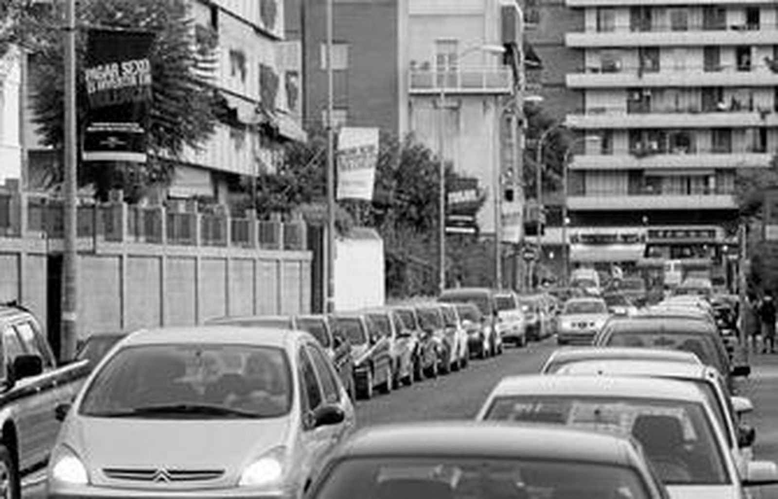 La calle Santo Domingo de la Calzada, con las banderolas contra la prostitución.