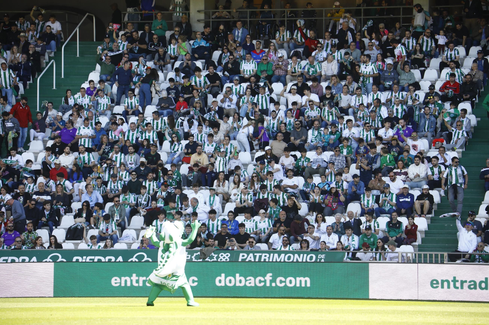 Las fotos del ambiente en El Arcángel para el Córdoba CF - Elche