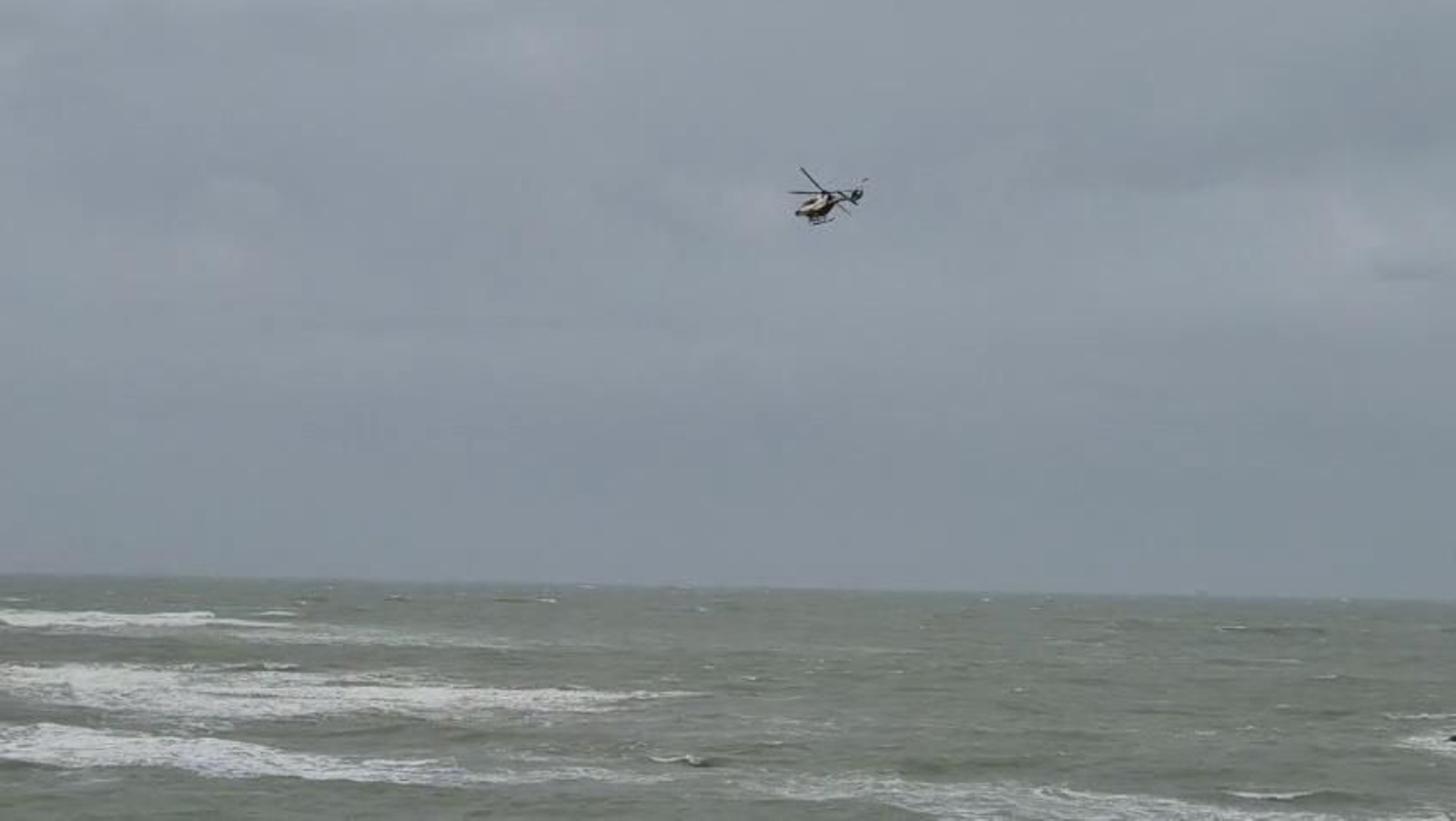 Buscan a los tripulantes de una neumática que cayeron al mar en Cádiz