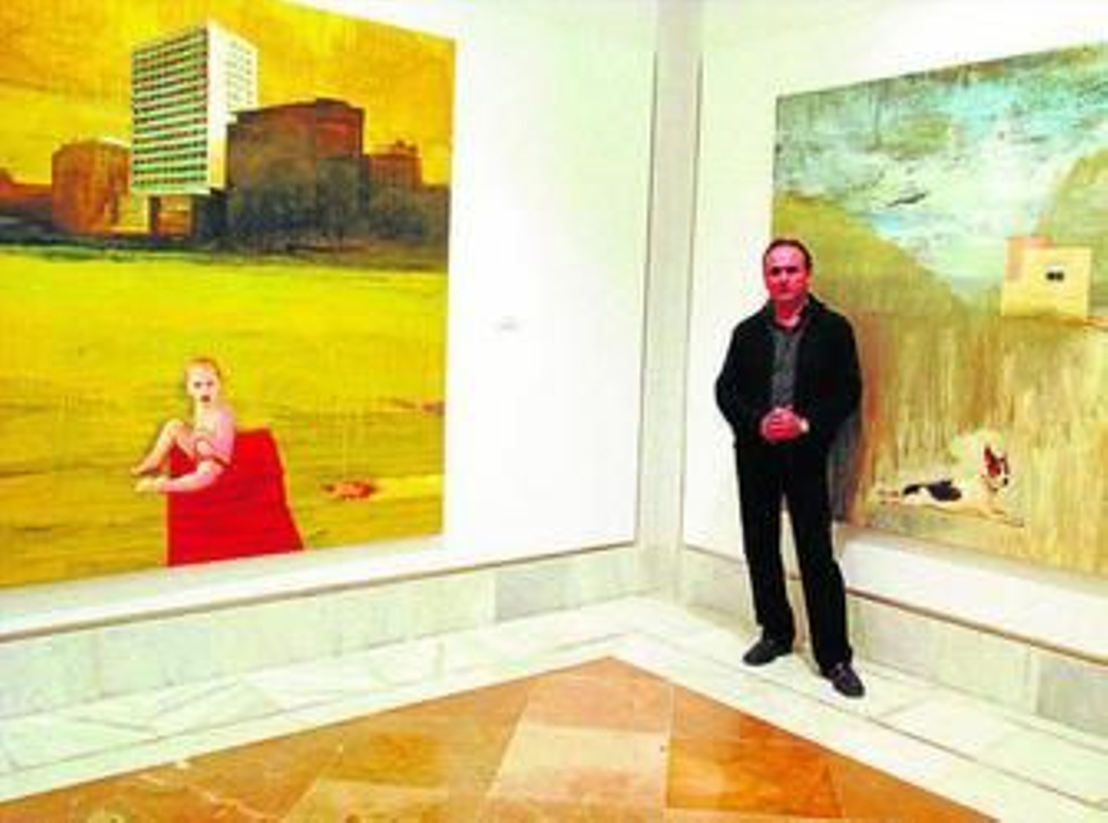 Juan Vida, ante dos de sus obras.