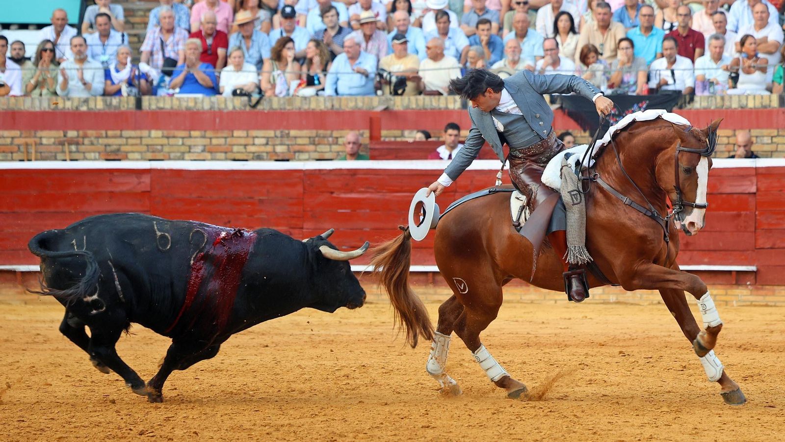 El rejoneador Diego Ventura torea el viernes en la plaza de toros de Almería.