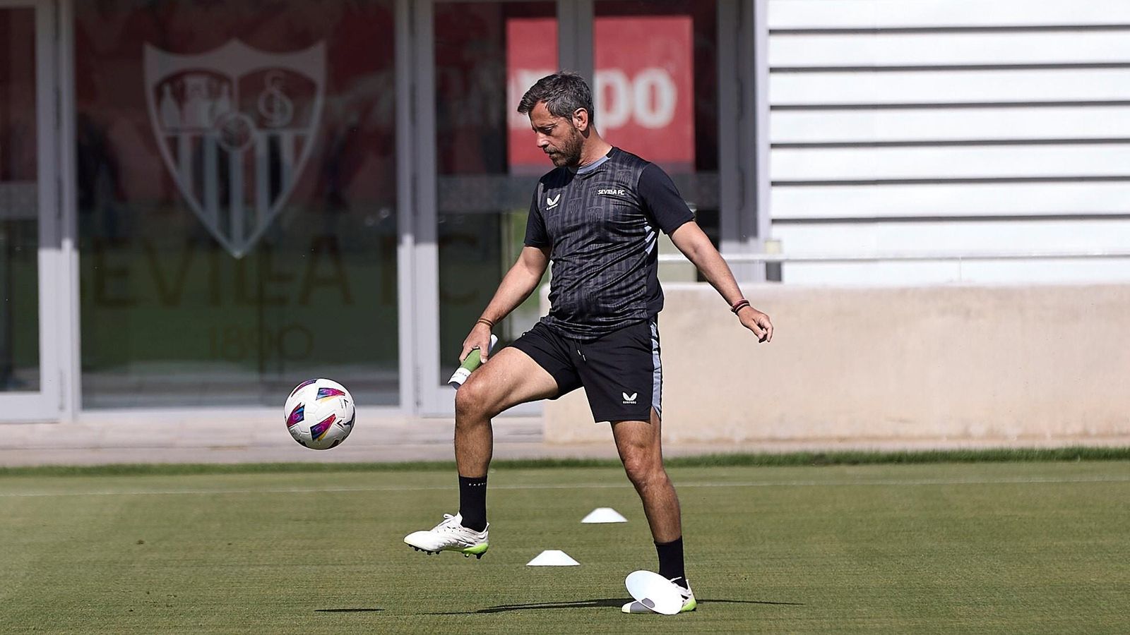 Quique Sánchez Flores juguetea con un balón en el entrenamiento de este viernes.