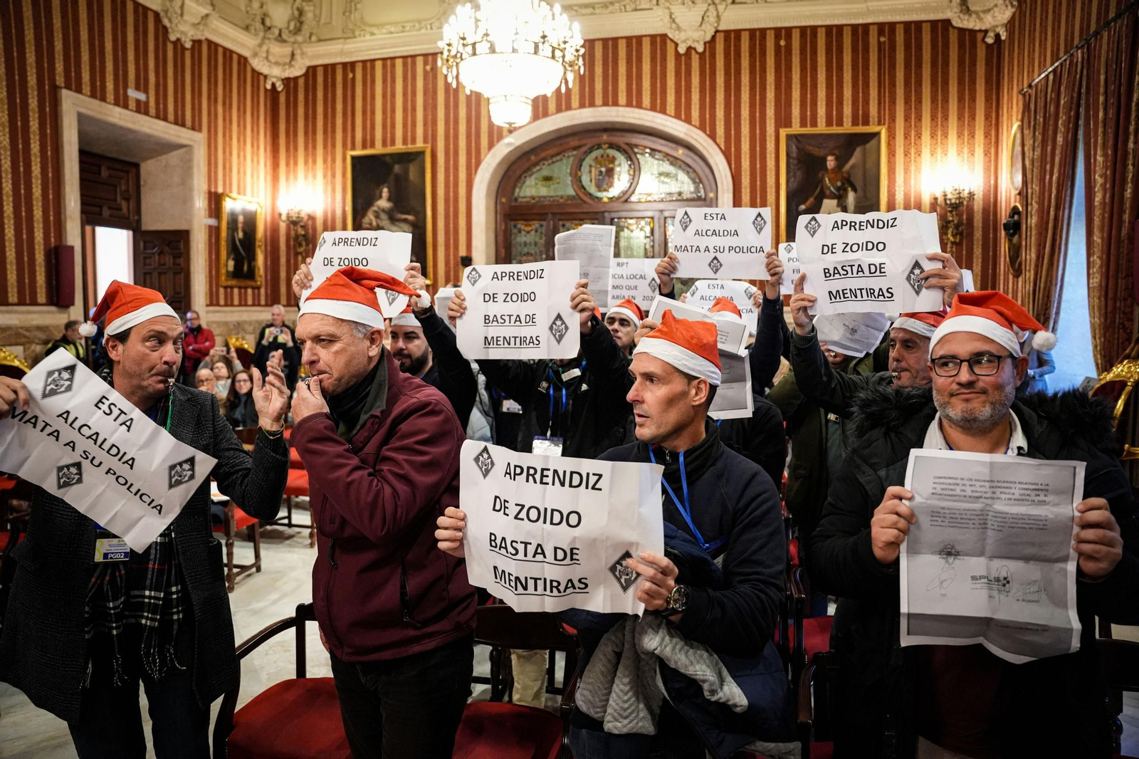 Policías locales protestan durante el Pleno sobre el Plan de Navidad.