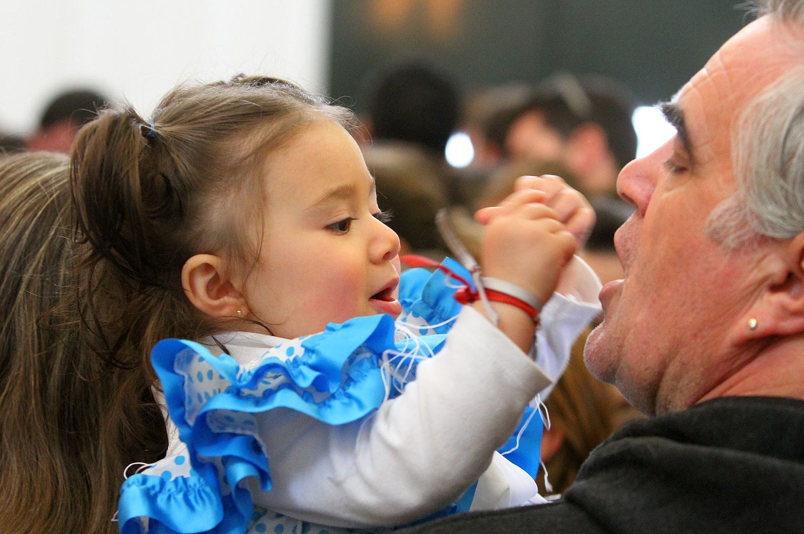 El Rocío celebra La Candelaria con la presentación de los niños a la Virgen, en imágenes